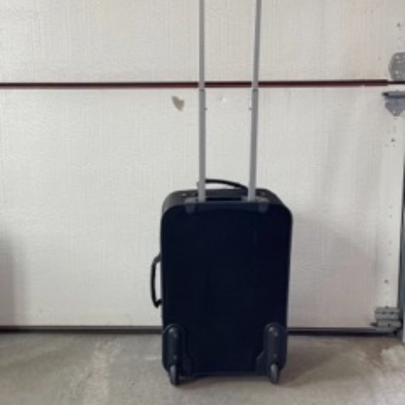 Carry on Luggage - Picture 2 of 3